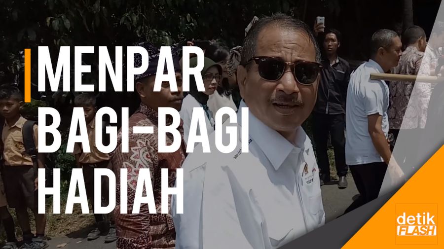 Aksi Menpar Arief Yahya Bagi-bagi Duit dan Hadiah di Banyuwangi