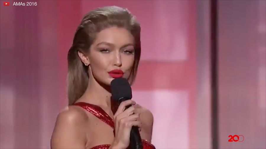 Gigi Hadid Tiru Gaya Bicara Melania Trump di AMA 2016