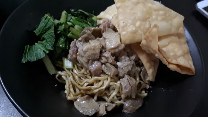Nikmatnya Racikan Mie Yamin Bang Alex