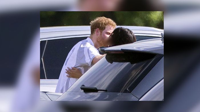 Kali Pertama Pangeran Harry dan Meghan Markle Ciuman di Depan Umum