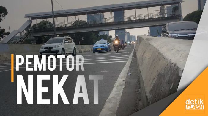 Pemotor Masih Nekat Lintasi Jalan Layang