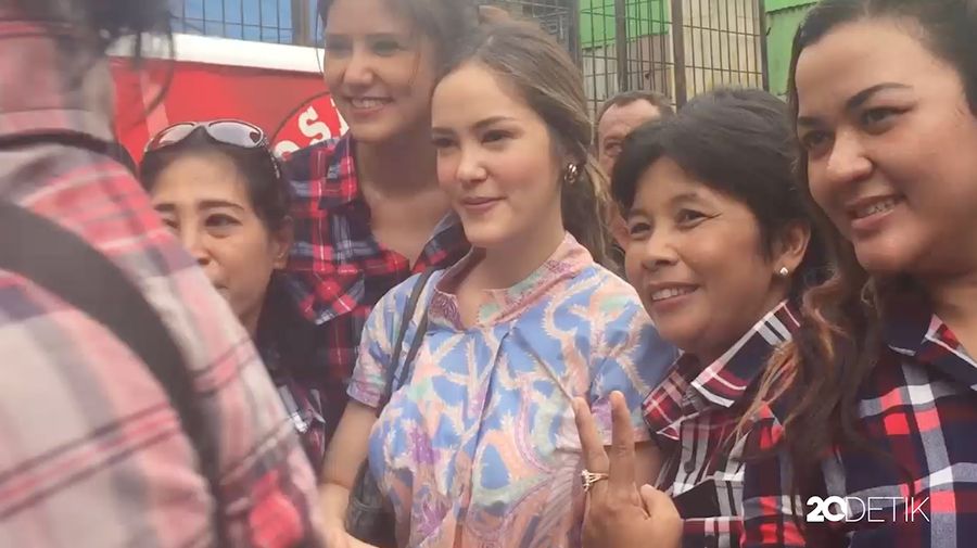 Blusukan, Ahok Ajak si Cantik Cathy Sharon