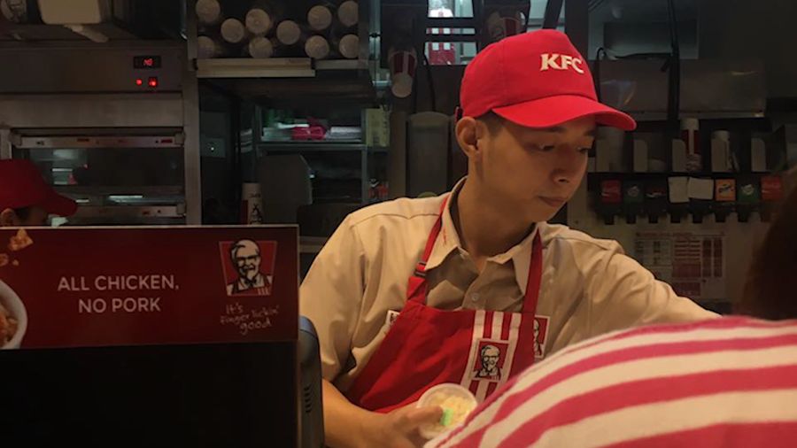 Viral! Pegawai KFC Ini Mirip Banget Gong Yoo