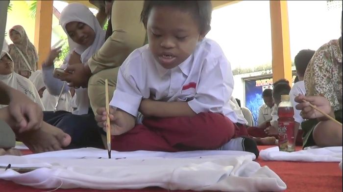 Murid SLB di Probolinggo Melukis Baju untuk Fashion Show