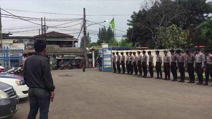 Ratusan Bonek Tiba di Stadion Tugu