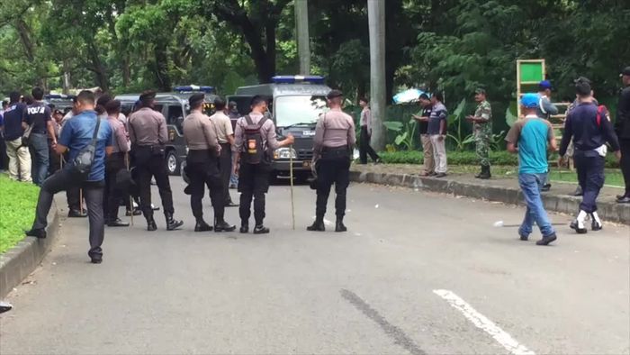 Puluhan Bonek Merangsek Masuk ke Area Ancol