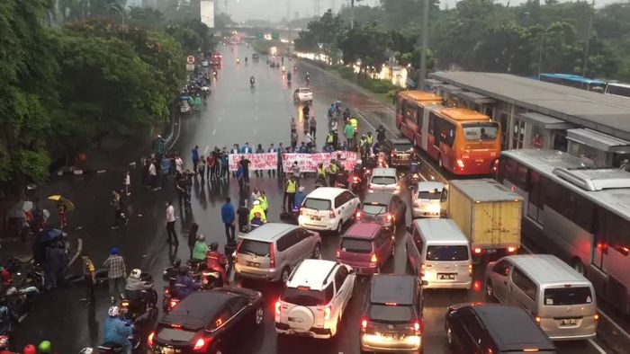 Aksi Demo di Depan Kampus UKI Sebabkan Macet Parah 