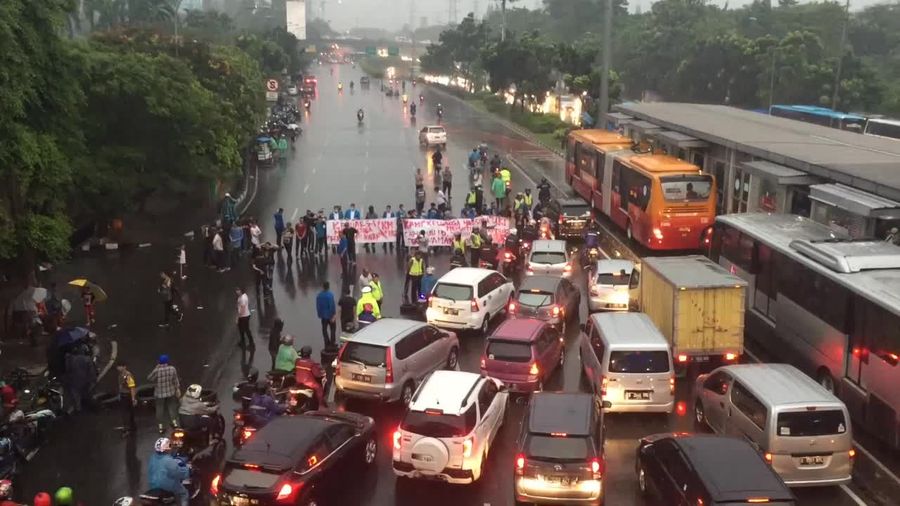 Aksi Demo di Depan Kampus UKI Sebabkan Macet Parah 