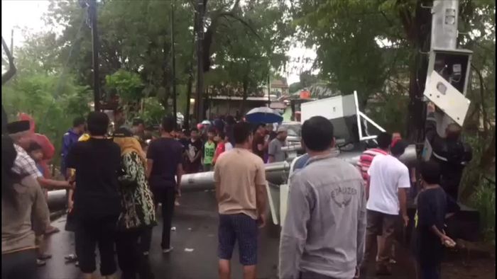 Hujan Angin Robohkan Tower di Cipayung 