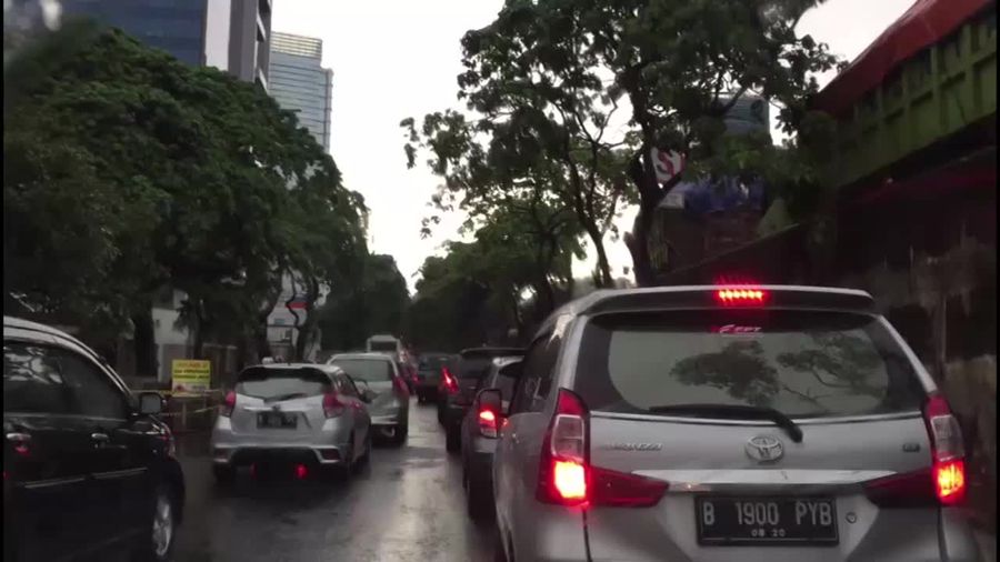 Tiang Lampu Roboh di TB Simatupang