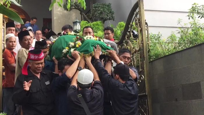 Hujan Angin Iringi Pemakaman Sutan Bhatoegana 