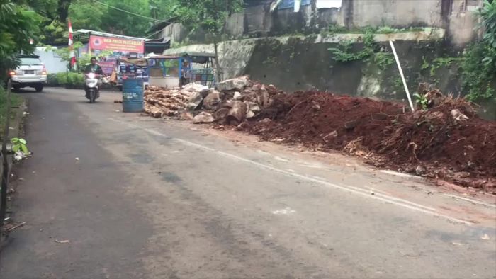 Longsor di Jalan Patra Kuningan Meluas