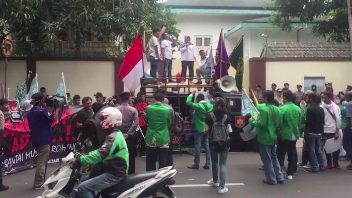Aksi Solidaritas Muslim Rohingya di Depan Kedubes Myanmar