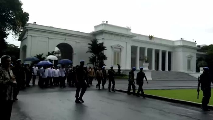 Jokowi Tembus Hujan Demi Salat di Monas