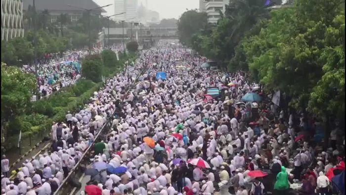 Momen Khusyuk Jemaah Salat di Tengah Guyuran Hujan