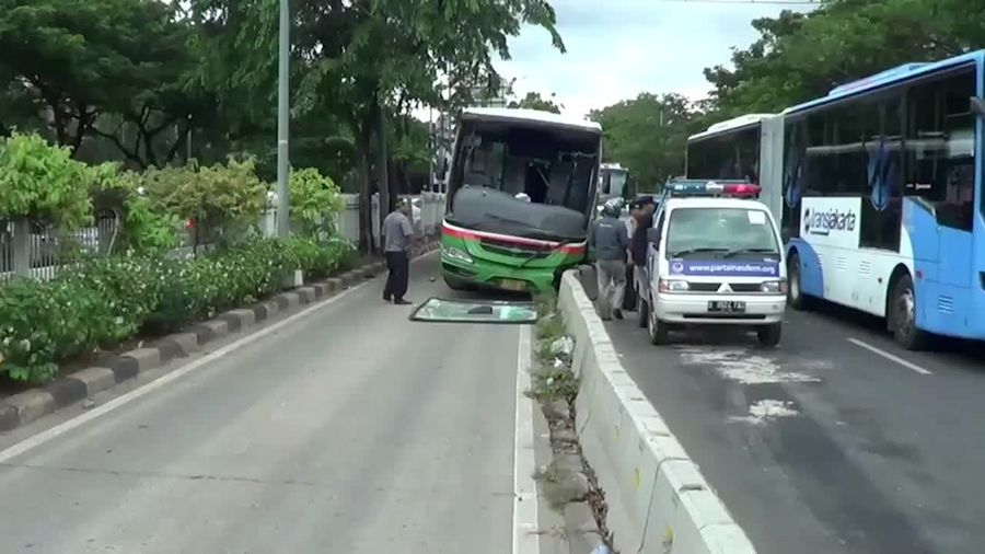 Bus Pembawa Rombongan Massa 412 Tabrak Separator Busway