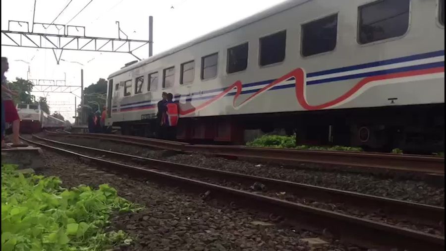 KA Fajar Utama Anjlok di Stasiun Pd Jati