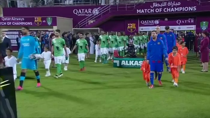 Tingkah Lucu Bocah Jersey Kantong Plastik Saat Bertemu Messi
