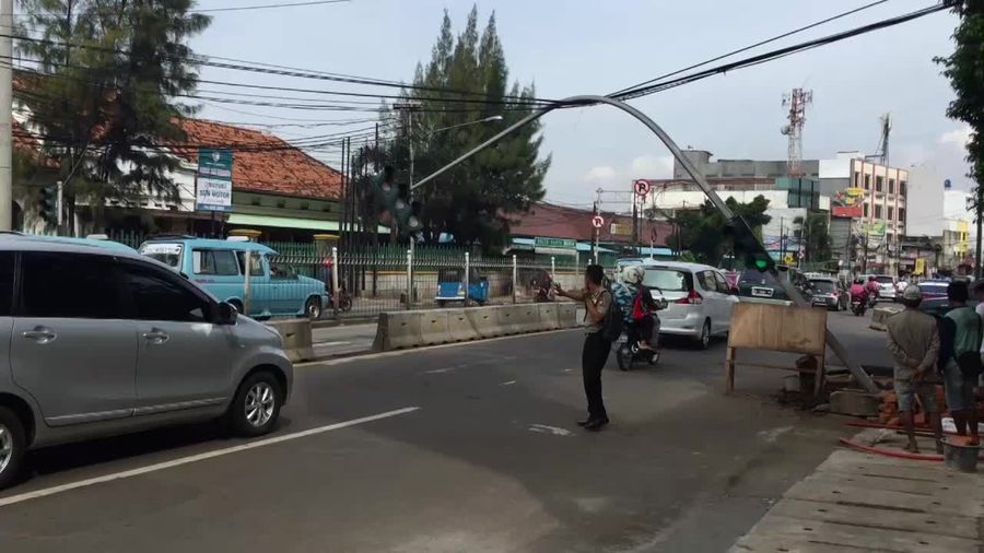 Bahaya! Tiang Lampu Merah di Daerah Kp. Melayu Ambruk