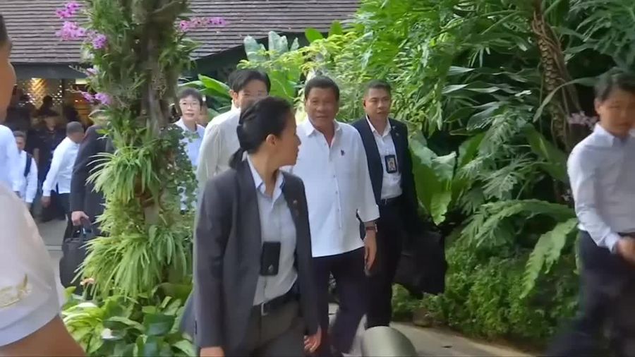 Duterte: Lempar Koruptor dari Helikopter