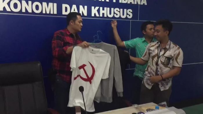 Polisi Tangkap Penjual Baju Palu Arit  