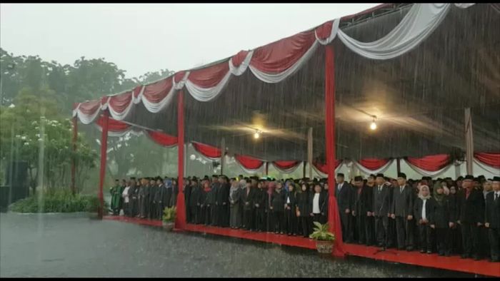Digempur Hujan, Risma Lantik 1.500 Pejabat Pemkot 