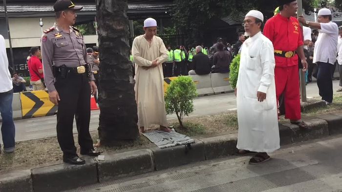 Khusyuknya Salat di Tengah Demo