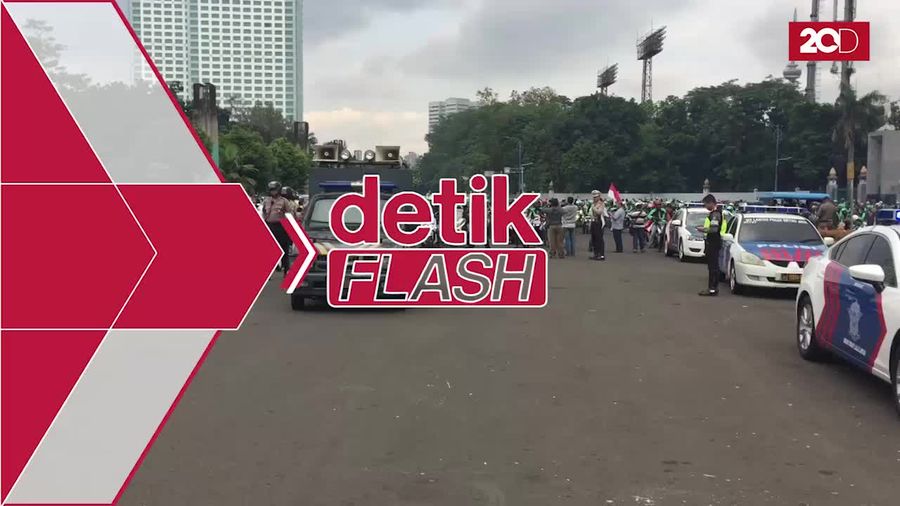 Ratusan Pengemudi Grab Bike Tiba di Kantor Pusat