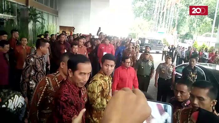 Momen Saat Jokowi Ajak Foto Bareng