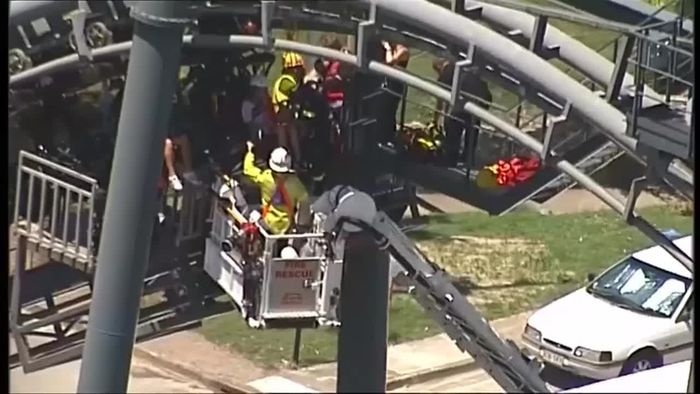 Proses Evakuasi 20 Orang Terjebak di Roller Coaster Australia