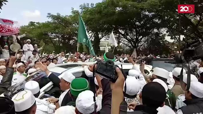 Pekik Takbir untuk Habib Rizieq di Polda Jabar