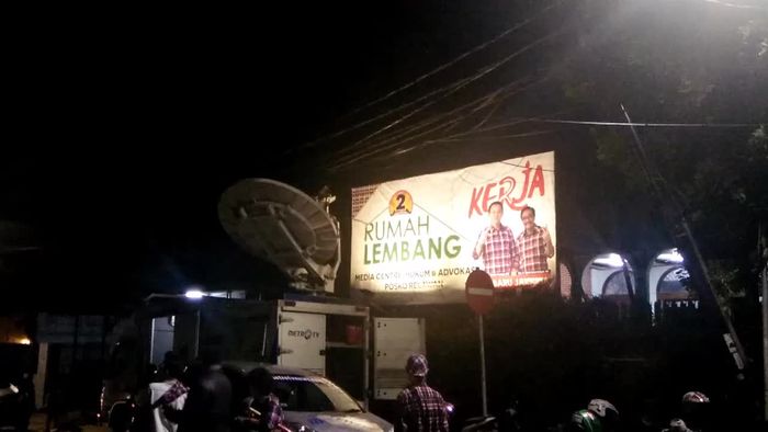 Suasana Nobar Debat Pilgub di Markas Ahok