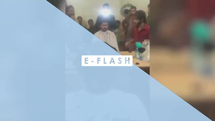 Bikin Was-was! Tukang Cukur Ini Potong Rambut Pakai Api