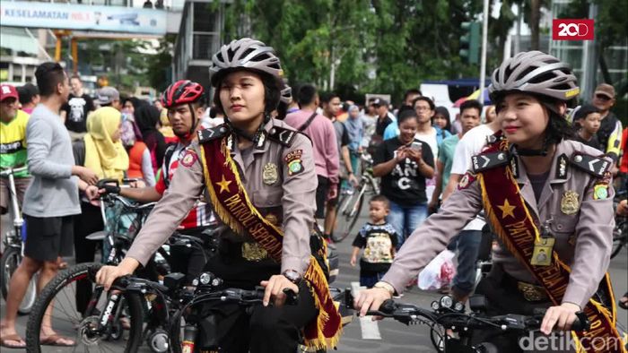 Senyum Manis Polwan Bersepeda di CFD