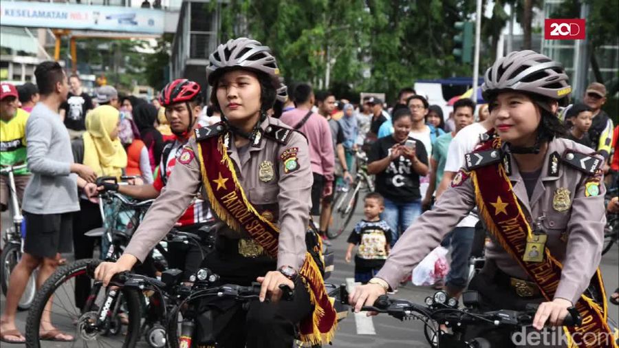 Senyum Manis Polwan Bersepeda di CFD