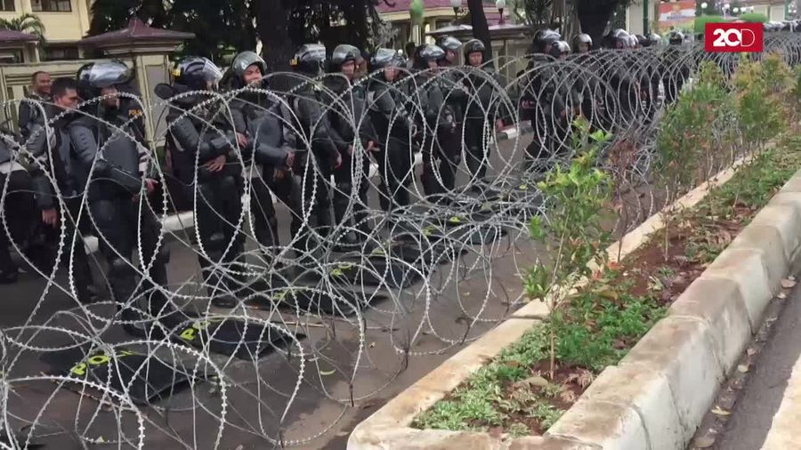 Mbak Tentara dan Polwan Bagi-bagi Permen dengan Massa FPI