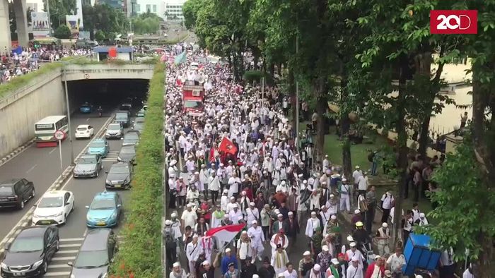 Demo Selesai, Massa FPI dan Pasukan Oranye Punguti Sampah