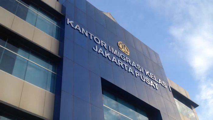8 WNA Sindikat Pemalsuan Dokumen Keimigrasian Diamankan
