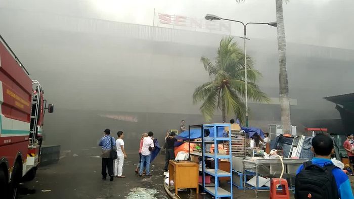 Tebalnya Asap Jadi Kendala Pemadaman Kebakaran Pasar Senen