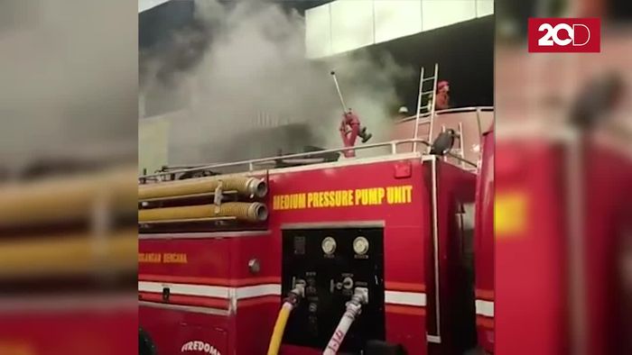 Petugas Damkar Berjibaku Memadamkan Api di Pasar Senen
