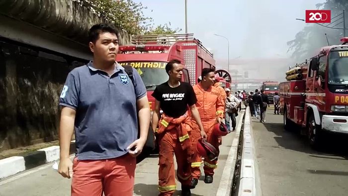 Melihat Perjuangan Petugas Damkar di Pasar Senen