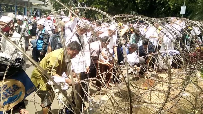 Massa FPI Salat Zuhur Berjemaah di Depan Polda Metro