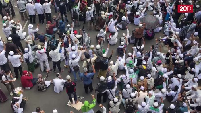 FPI Memutihkan Jalanan di Depan Polda Metro