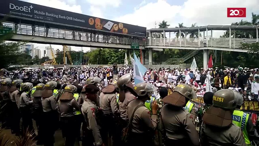 Polwan dan TNI Berhijab Jadi Garda Terdepan Amankan Aksi