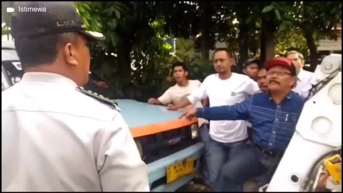 Tak Terima Mobilnya Diderek Dishub, Sopir Angkot Ini Marah