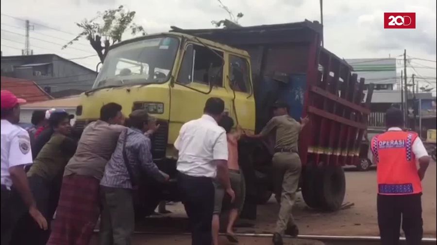 Terobos Palang Pintu, Truk Dihajar Kereta