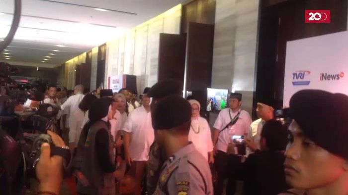 Riuhnya Sorakan Pendukung di Debat Pilkada