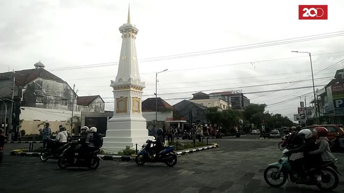 Cara Unik Warga Yogya Seberangi Rel Kereta