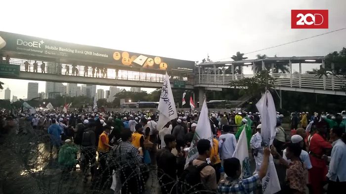 Massa FPI Balik Kanan Sambil Bersihkan Jalan