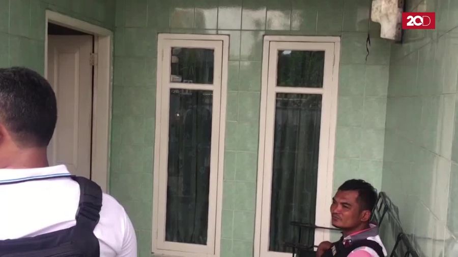 Polisi Bawa TV Hingga Seprai dari Rumah Firza